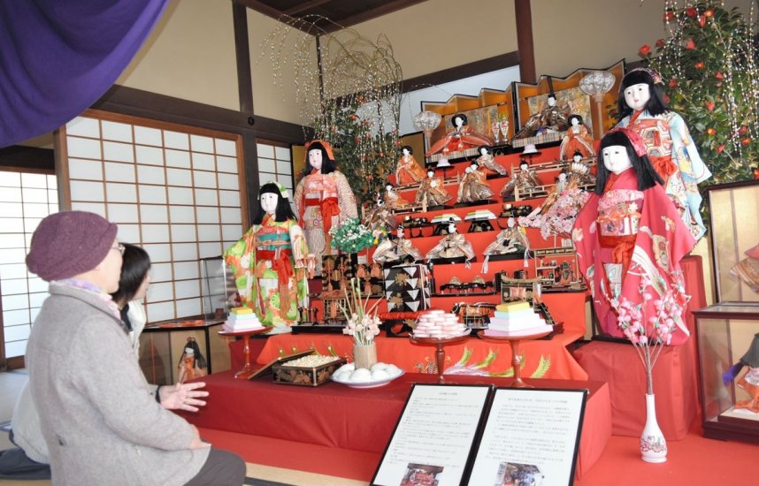 江戸期から昭和期までのさまざまなひな飾りが並ぶ讃州井筒屋敷＝香川県東かがわ市引田