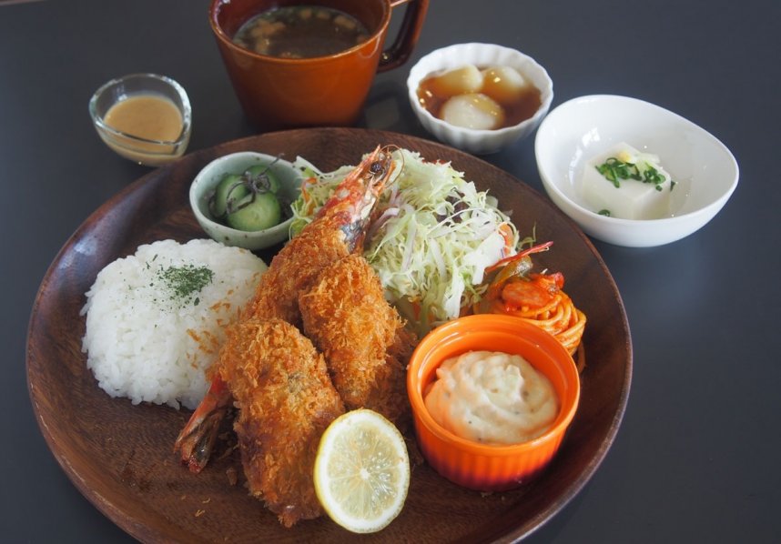 旨味の強いオリーブ車エビが味わえるランチも好評