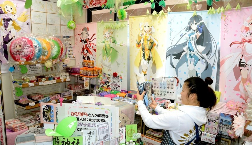 人気アニメを活用した「かんおんじフェア」で販売するアニメグッズなど＝香川県観音寺市豊浜町、道の駅とよはま