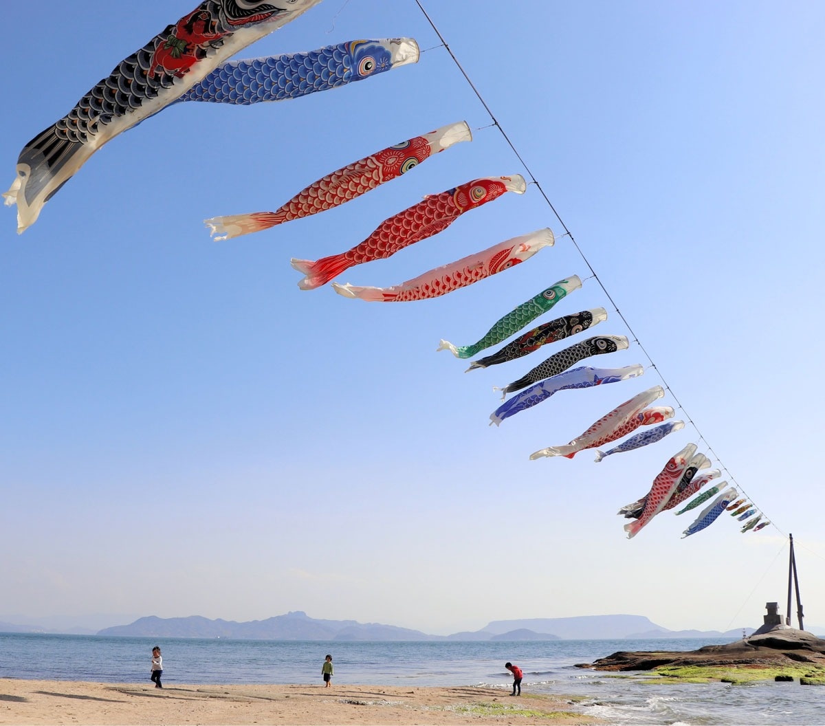 海の上 悠々と 土庄にこいのぼり３０匹 ニュース Cool Kagawa 四国新聞社が提供する香川の観光情報サイト