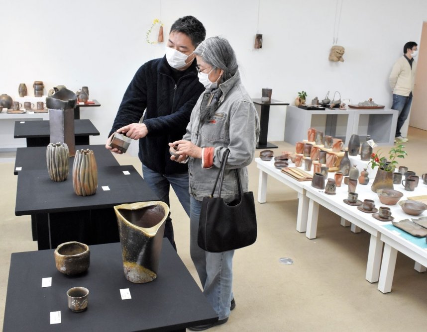 作家の個性あふれる作品が並ぶ作陶展＝香川県坂出市駒止町、かまどホール