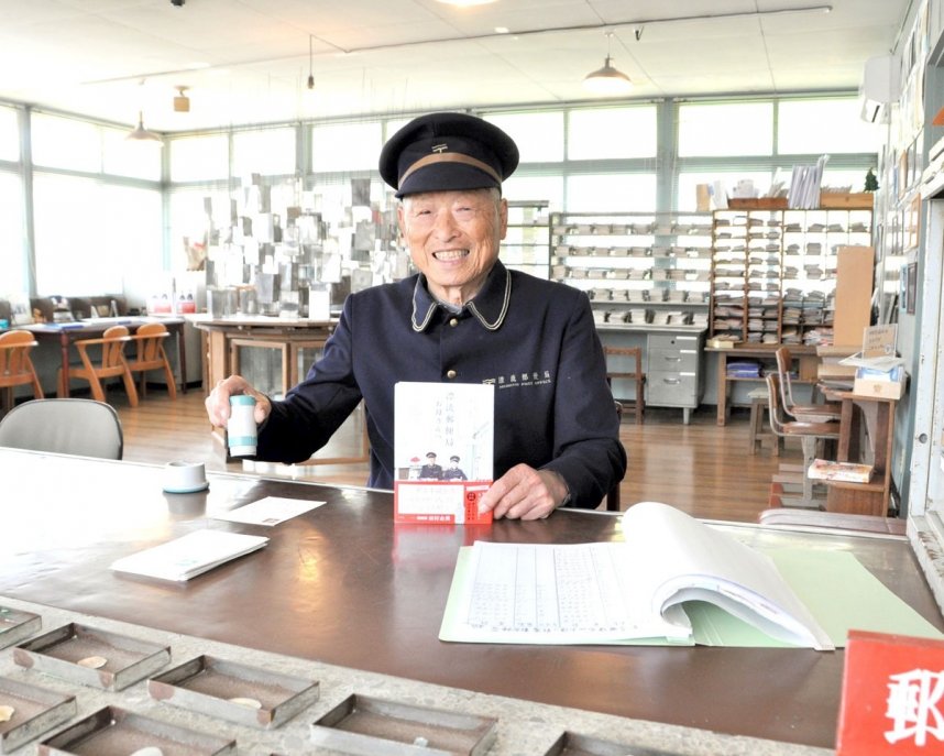 新刊を手に「自宅でゆったりと人の思いに触れてほしい」と話す中田さん＝香川県三豊市詫間町、漂流郵便局（１７日撮影）