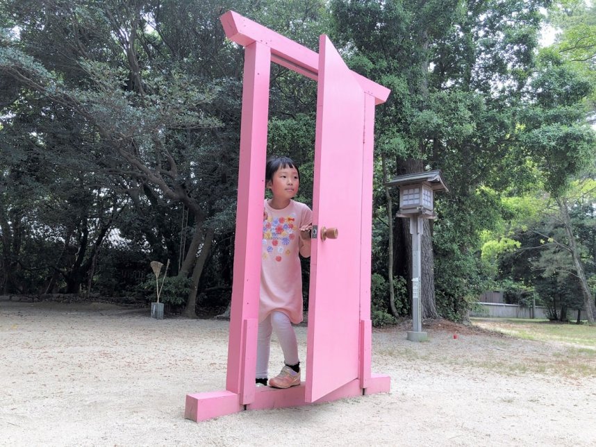 「未来への扉」と名付けられたピンク色の扉。神社の参道にぽつんとあり、不思議な空間を醸し出している＝香川県東かがわ市松原、白鳥神社