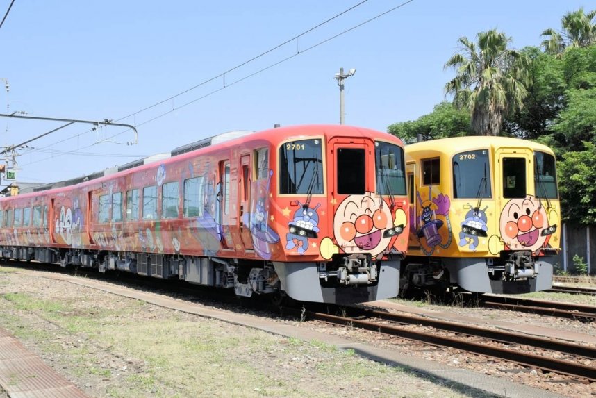 「土讃線あかいアンパンマン列車」と「土讃線きいろいアンパンマン列車」＝香川県多度津町大通り、ＪＲ四国多度津工場