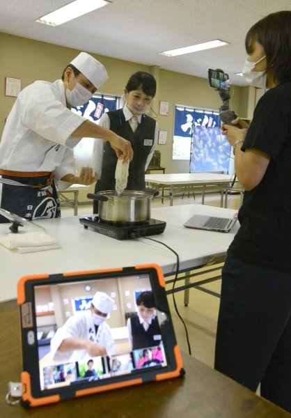 ツアーの配信風景。参加者は、工場長のアドバイスを受けてゆでたうどんに舌鼓を打った＝香川県仲多度郡琴平町