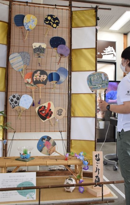特産のうちわで涼を演出する「なごみ・夏・丸亀うちわ展」＝ＪＲ丸亀駅