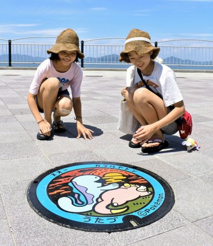 うたづ臨海公園に設置されたヤドンをデザインしたマンホールのふた＝香川県宇多津町