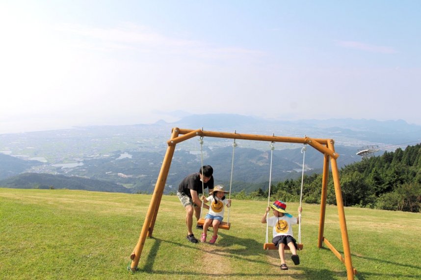 雲辺寺山頂公園にお目見えした「天空のブランコ」。大パノラマが眼下に広がる＝香川県観音寺市大野原町