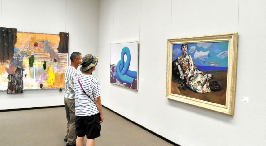 猪熊弦一郎の「砂上坐婦」（右端）などゆかりの作品を集めた「夏のアート展」＝香川県坂出市寿町、市民美術館