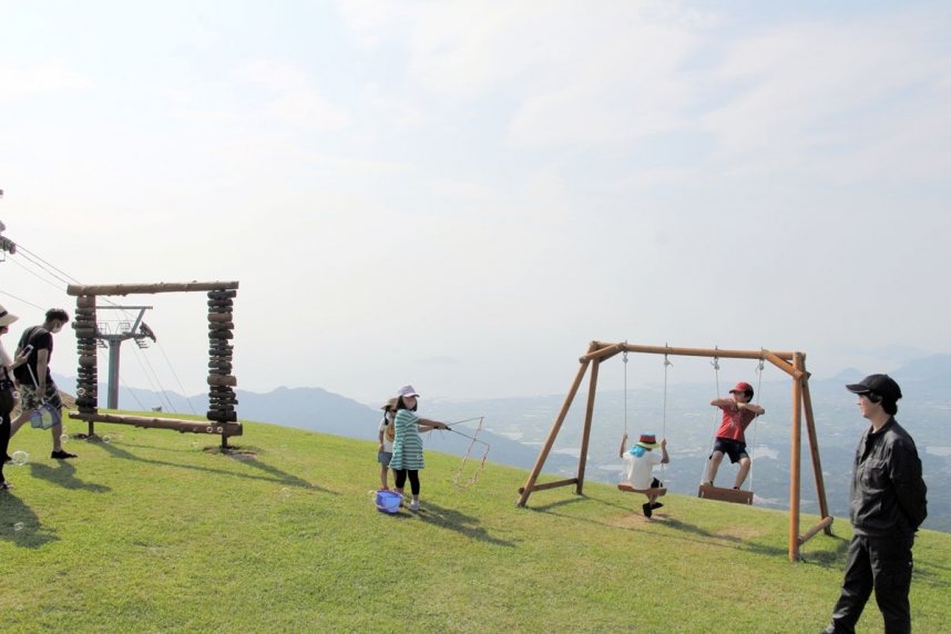 天空のブランコや天空のフォトフレームを楽しむ家族連れら