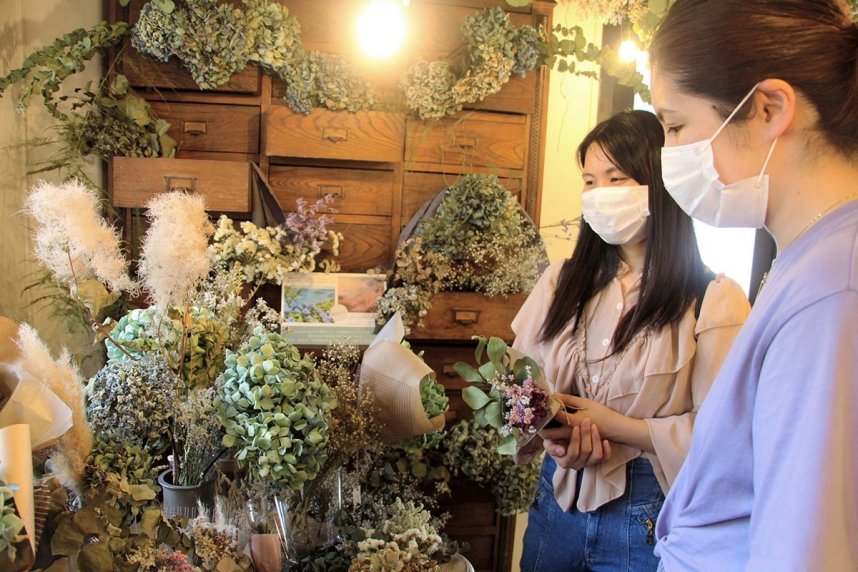 紫雲出山のアジサイを使ったドライフラワーが所狭しと並ぶ専門店の店内＝香川県三豊市仁尾町