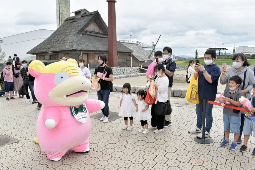 ヤドンの着ぐるみにスマートフォンを向ける親子ら＝香川県宇多津町、うたづ臨海公園