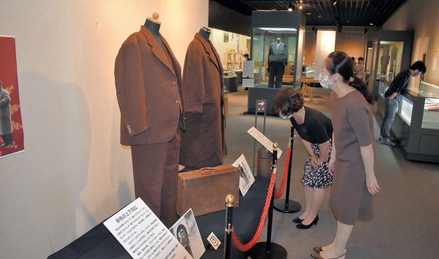 菊池寛の愛用品を展示する企画展「作家の筆跡と菊池寛のキセキ」＝香川県高松市昭和町、サンクリスタル高松