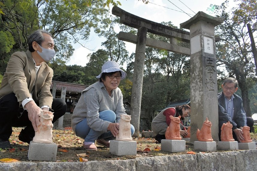 子どもたちが制作した狛犬を奉納する地域住民ら＝香川県綾川町枌所東、川上神社