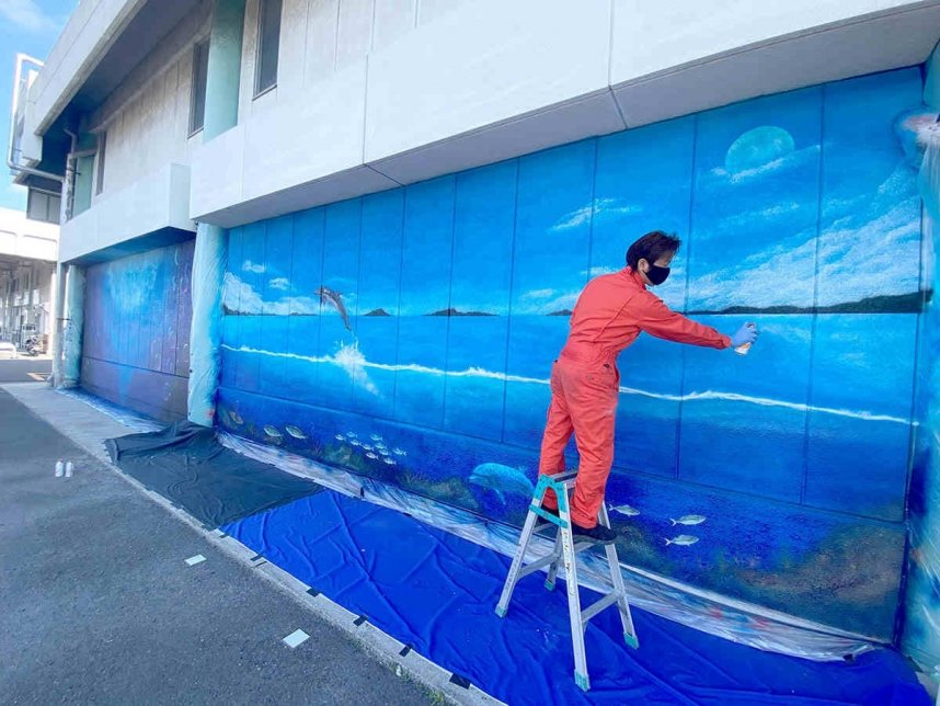 瀬戸内海をテーマにしたスプレーアートを制作するＤＡＩＳＵＫＥさん＝香川県高松市瀬戸内町、市中央卸売市場