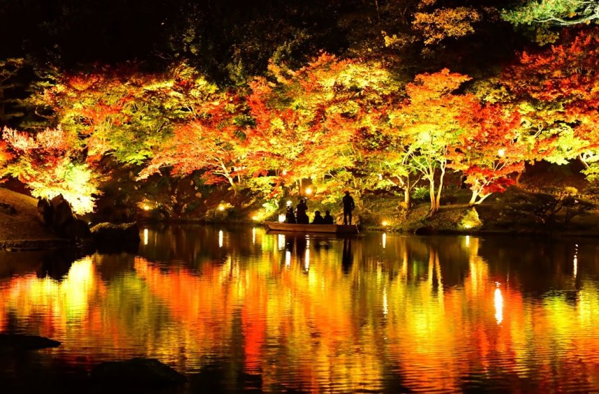 試験点灯で湖面に鮮やかに映し出された栗林公園の紅葉＝香川県高松市栗林町