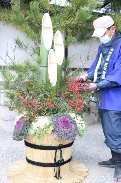 新年に向けて門松を飾り付ける職員＝香川県高松市栗林町、栗林公園