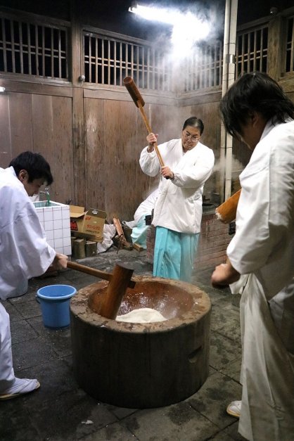 正月に向けて神事に使う餅をつく神職＝香川県琴平町、金刀比羅宮