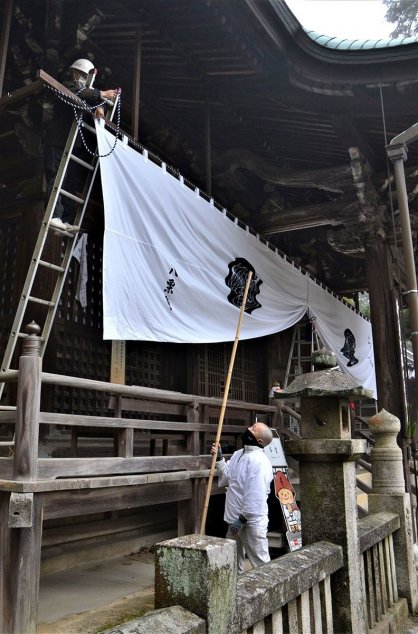 本堂に新しいまん幕を張る歓喜会のメンバー＝香川県高松市牟礼町、八栗寺