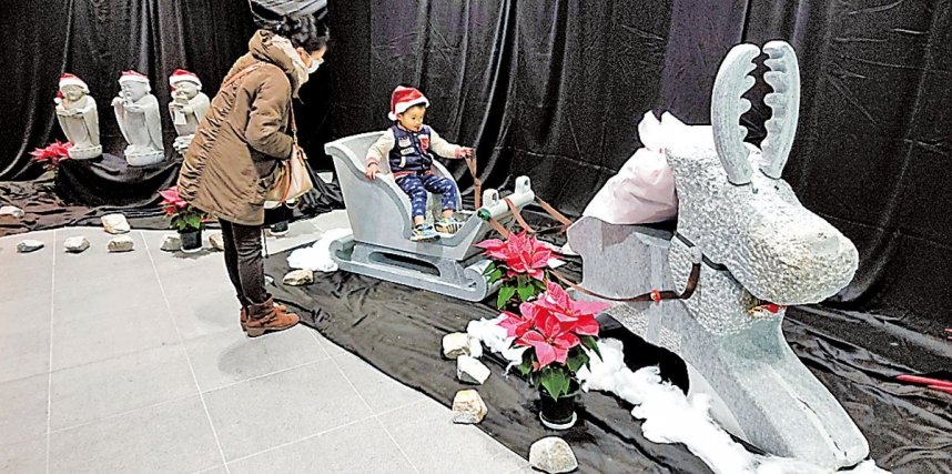 庵治石で作ったクリスマスのオブジェなどを集めた作品展示＝香川県高松市松島町、市こども未来館