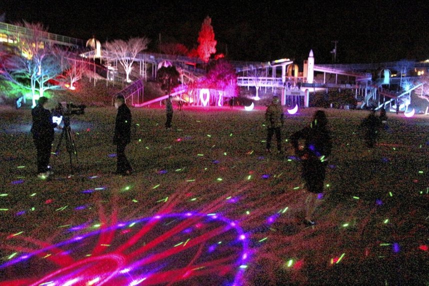 公園に幻想的な世界を演出している「光の祭」＝香川県三豊市三野町、道の駅「ふれあいパークみの」