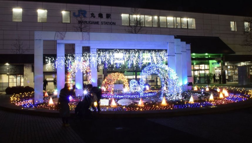 新型コロナ終息の願いを込めた光がＪＲ丸亀駅前を照らす＝香川県丸亀市浜町