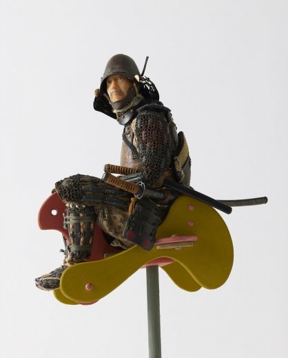 武者が木馬にまたがっている彫刻「WOODEN HORSE」（2020年　ミクストメディア、高さ22．0センチ）