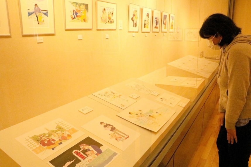 漫画「うどんの国の金色毛鞠」の原画などが並ぶ展示会場＝香川県高松市牟礼町、高松市石の民俗資料館