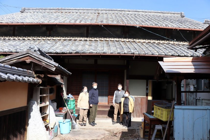 遠藤家の住居前で写真に納まる大森さん夫妻（右側）と佐伯さん夫妻