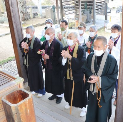 お遍路さんに代わり、家内安全や無病息災などを願う小豆島八十八協力会のメンバーら＝香川県小豆島町池田、明王寺