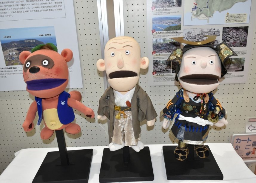 引田城跡の国史跡指定１周年を記念して制作された人形。左からぽん太郎、親正さん、権平さん
