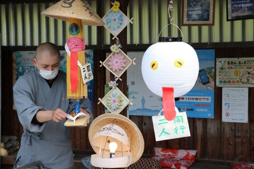 境内に展示されている妖怪のオブジェ＝善通寺市吉原町、出釈迦寺