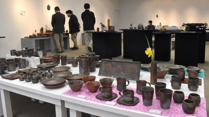 個性の光る備前焼作品が並ぶ作陶展＝坂出市駒止町、かまどホール