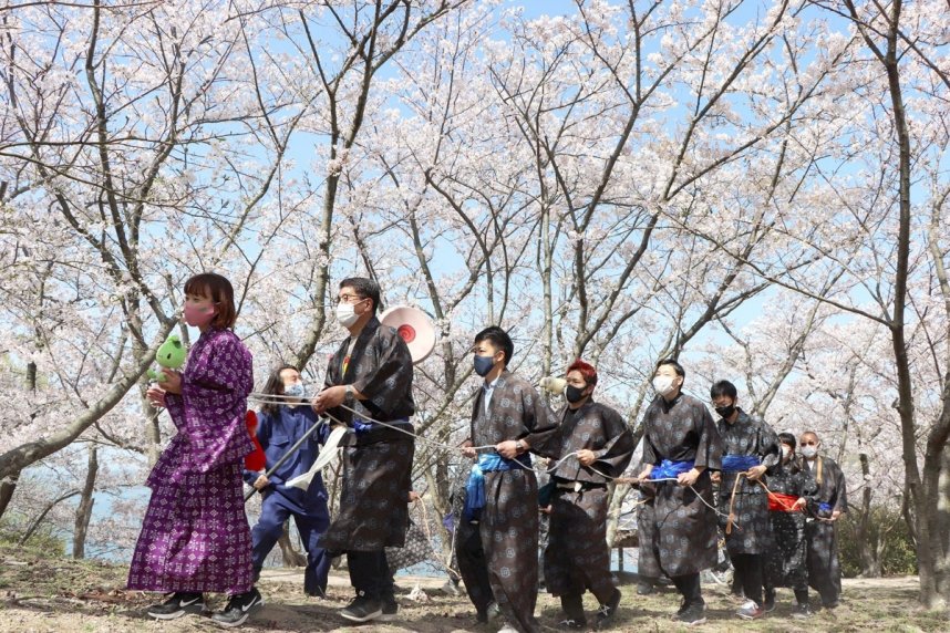 「電車ごっこ」の場面を再現する参加者＝香川県小豆島町池田、城山桜公園