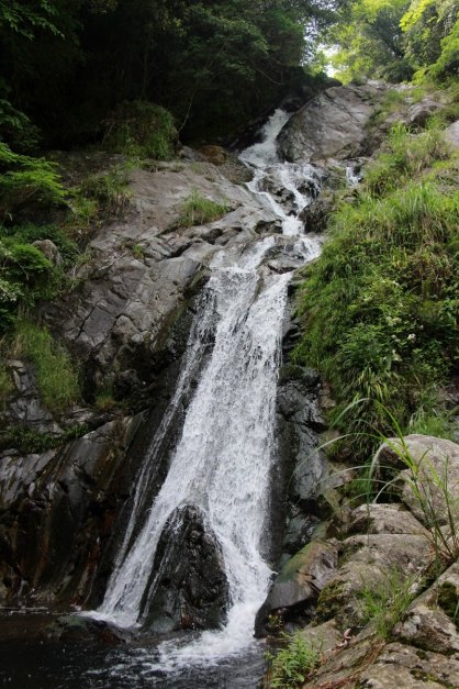 勢いよく水が流れ落ちるさまが見事な不動の滝＝香川県高松市塩江町