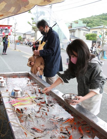 金魚すくいを楽しむ家族連れ＝高松市宮脇町