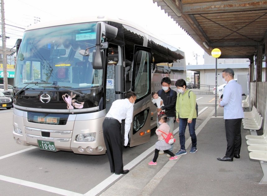 ＪＲ観音寺駅発の第1便のシャトルバスに乗車する家族連れ＝観音寺市栄町