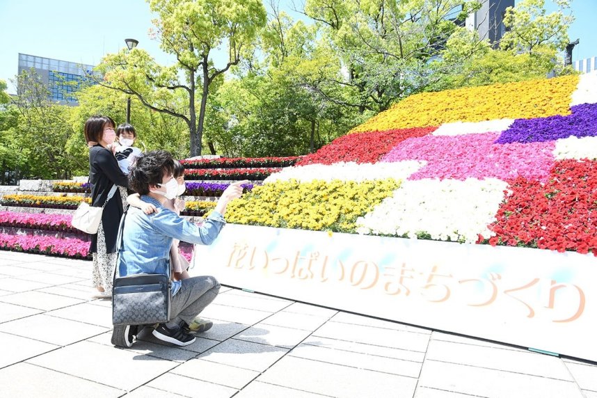 約３万７０００本の色とりどりの花を見て楽しむ来場者＝香川県高松市番町、市中央公園