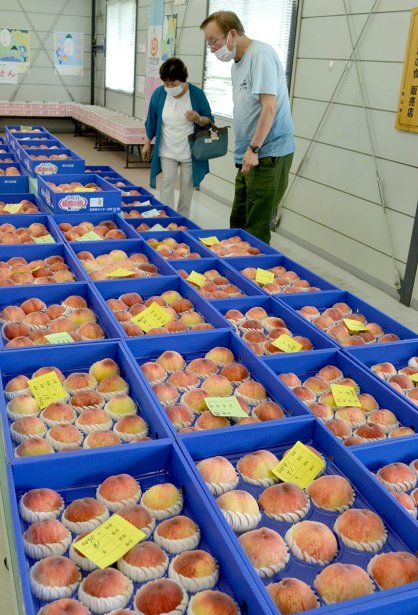 赤く色づいたモモが並ぶ直売所＝香川県丸亀市飯山町