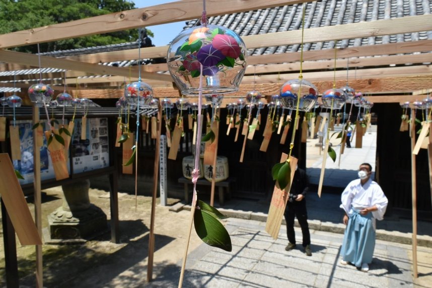 優しい音色を響かせ、涼を届ける風鈴＝香川県東かがわ市松原、白鳥神社