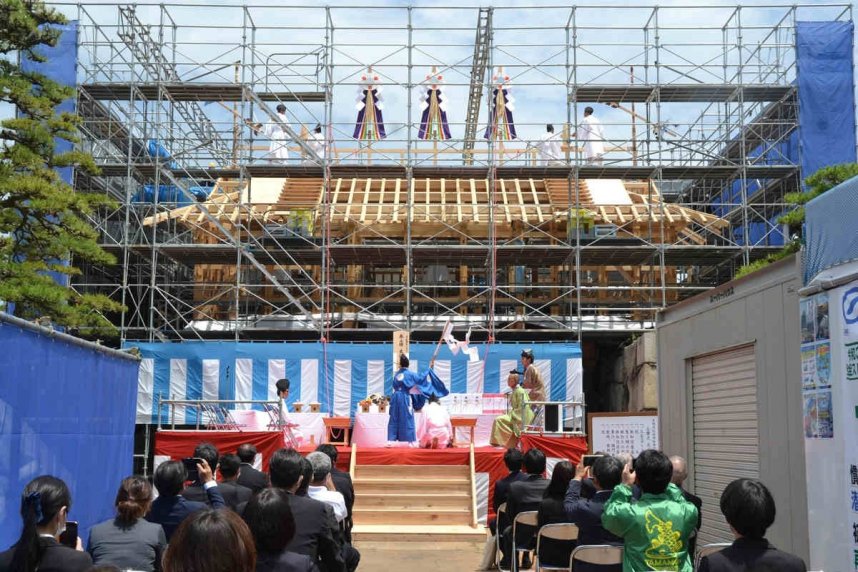 桜御門の上棟を祝って、古式ゆかしく執り行われた工匠式＝香川県高松市玉藻町、玉藻公園