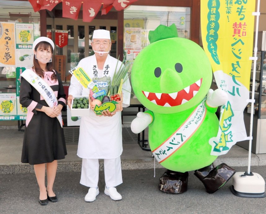 ＰＲ大使から香川県産野菜を受け取った香川社長（中央）＝香川県高松市松縄町