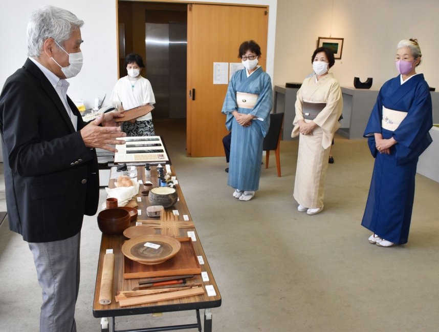 作品制作で使う道具などの解説を行う北岡さん（左端）＝香川県坂出市駒止町、かまどホール