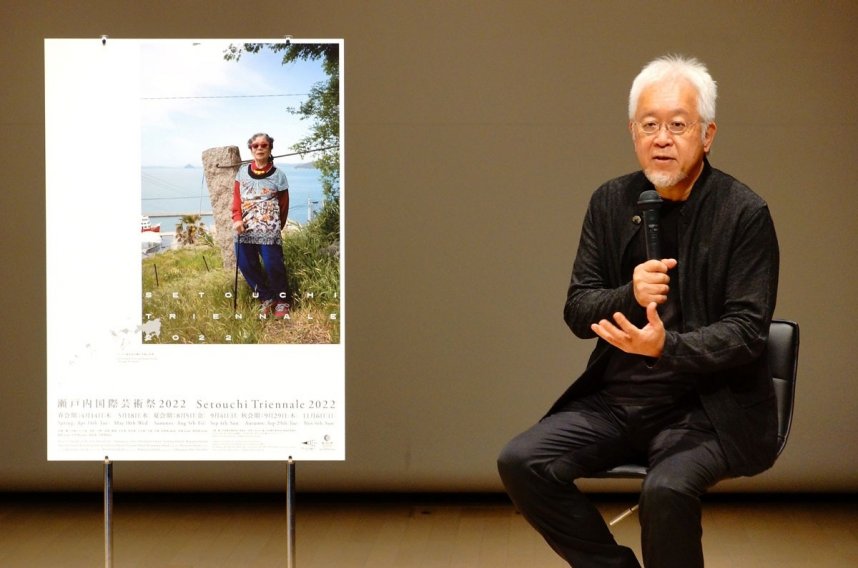 2022年の瀬戸内国際芸術祭の公式ポスターデザインについて説明する原さん＝香川県高松市、サンポートホール高松