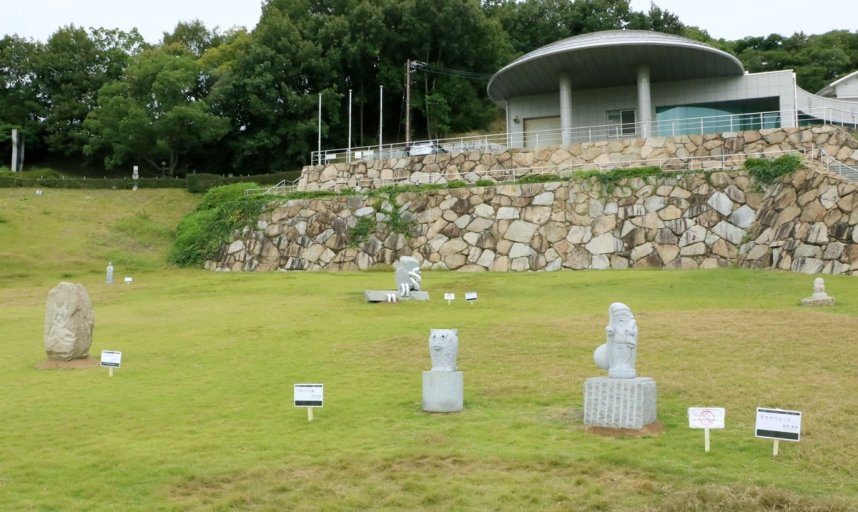 庵治石を使った個性豊かな作品が並ぶ企画展＝香川県高松市牟礼町、高松市石の民俗資料館