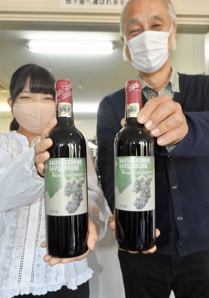 20日から販売される「香大農R―1」を使った2021年産赤ワイン＝香川県さぬき市小田