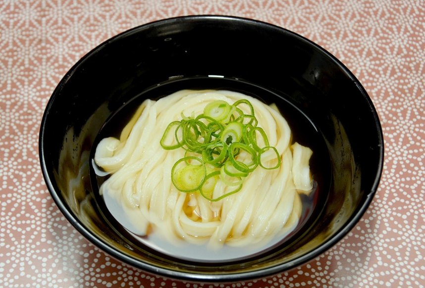 麺に温かいだしをかける「ひやあつ」