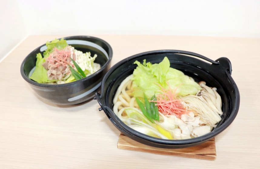 香川県産のレタスや金時ニンジンなどが入った「鍋焼うどん」（右）と「肉マヨぶっかけ」