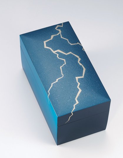 山下義人「青藍蒟醤箱」（２６・５×１３・５×１２・５センチ）