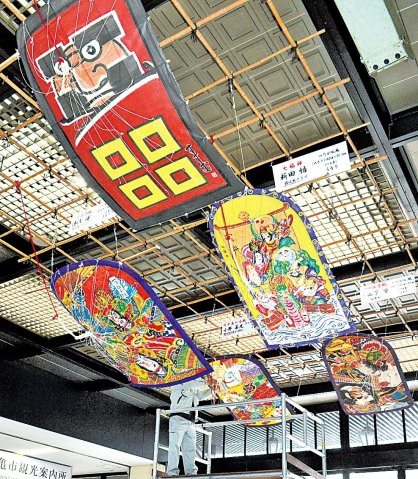 天井に飾られ、迎春ムードを醸し出している「さぬきの凧」＝ＪＲ丸亀駅